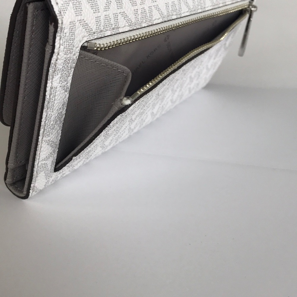 Michael Kors Jet Set Travel trifold white wallet - Picture 6 of 7